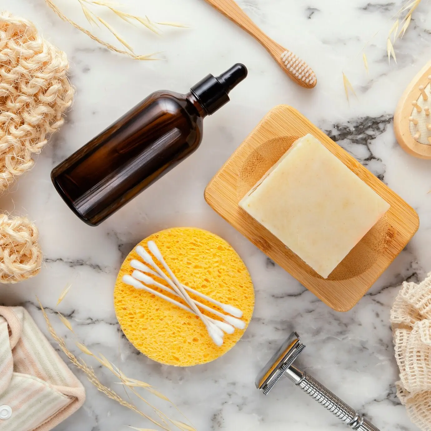 Draufsicht auf Serum und Seife